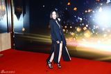 组图：2013微博之夜红毯 姚贝娜黑衣干练