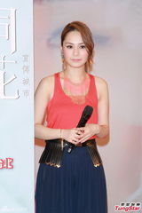 组图：阿娇(钟欣桐)《桐花》专辑祝捷会上欣喜落泪