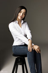 组图：袁姗姗知性写真气质柔美 笑容淡雅妩媚