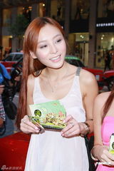 组图：《一路向西》街头宣传 何佩瑜背心上阵