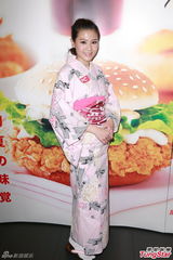 组图：周秀娜和服密实示人 享受单身不急觅男友