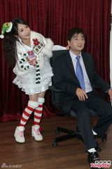 组图：许雅涵领众师妹扮性感 李组长现男人本色