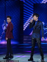 组图：央视春晚林宥嘉张杰《给我你的爱》