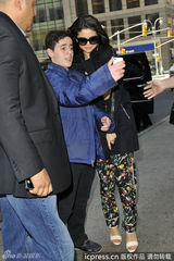 组图：赛琳娜与宅男粉丝大方合照显亲和