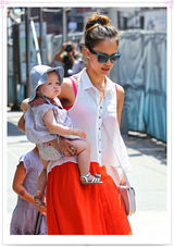 组图：杰西卡-阿尔芭携女现身装扮抢眼