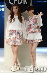 组图：Dal shabet秀彬走秀 黑裙妩媚优雅