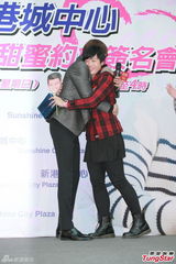 组图：金宇彬香港签名会人气爆棚 粉丝热情接机