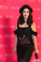 组图：刘涛扮邓丽君致敬经典 刘雨欣酥胸半露