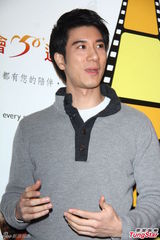 组图：王力宏婚后首露面 坦言计划生子中