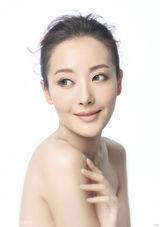 组图：朱虹白色抹胸长裙  甜美迷人落落大方