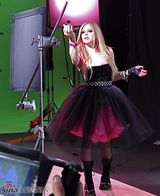 高清组图：小魔女艾薇儿拍摄香水广告 梦幻裙装登场