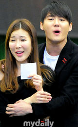 组图：金俊秀李海丽参加音乐剧《天国的眼泪》彩排