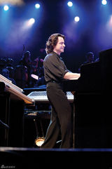 组图：音乐家雅尼生活写真 与中国结不了情