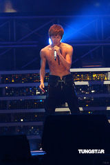 组图：五月天张惠妹等接力开唱 领众人跨越2011年