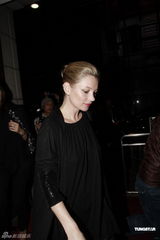 组图：超模凯特莫斯现身香港 黑装亮相神秘时尚