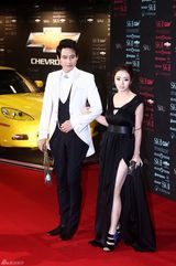 组图：韩国SIA时尚颁奖举行 张东健获大奖