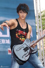 组图：汪东城摇滚风会歌迷 否认与炎亚纶有心结
