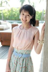 幻灯图：甘薇演绎阳光下美肌 展现最美笑容献世博