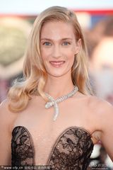 组图：模特伊娃-瑞可波诺长裙华丽显高贵