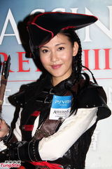 组图：香港名模JessicaC秀警钟乳疑露乳晕