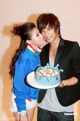 幻灯图：足球宝贝周秀娜秀乳沟 送钻石皮鞭给男友