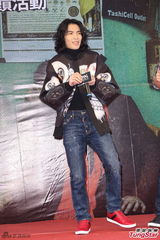 组图：萧敬腾亮相签书会长发飘飘 粉丝挤爆现场