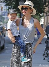 组图：米兰达抱爱子秀红唇 小帅哥萌爆对镜微笑