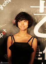 幻灯：王珞丹亮相《大周末》庆典 黑裙短发尽显俏皮