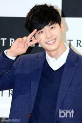 组图：李钟硕出席签名会 嘟嘴捂脸可爱娇羞