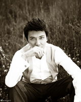 组图：冯绍峰登杂志封面 秋装造型变身机车型男