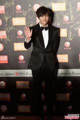 组图：关之琳张柏芝红毯比拼 李敏镐帅气亮相