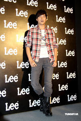 幻灯组图：阮经天郑元畅携手亮相牛仔品牌发布会