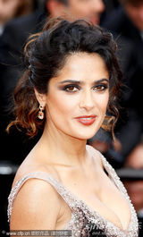 组图：海耶克戛纳携夫走秀 深V黑裙大秀傲人双峰