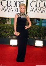 高清图：茱丽叶-霍夫宝石领黑裙璀璨夺目