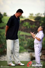 组图：高尔夫明星赛曾志伟与姚明比高