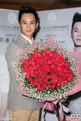 组图：歌手邓养天情人节代言大方告白田馥甄