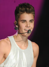 组图：比伯白衣献唱内衣秀 偷瞄超模小鹿乱撞