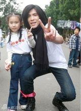 组图：谁是超级星爸潜力股？萌宝宝融化硬汉