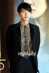 组图：玄彬林秀晶亲密亮相宣传新片《爱，不爱》