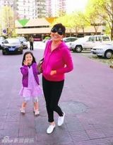 组图：45岁歌手张蔷6岁女儿可爱近照曝光