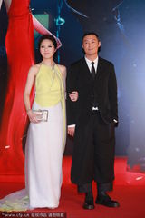 组图：杨千嬅着露背美裙现身 余文乐显帅气