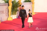 组图：李晨携《唐山大地震》小演员走红毯