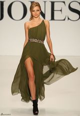 高清组图：奥兰多女友米兰达-可儿走秀 笑容甜美