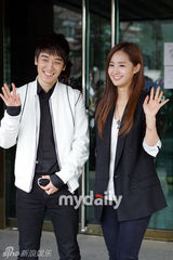 幻灯图：韩星侑莉胜利成大学同窗 一同参加入学式