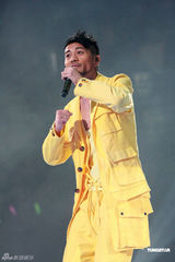 组图：容祖儿突破尺度演绎性感 与猛男贴身热舞