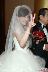 组图：黄小柔出嫁盼造人 穿低胸婚纱挽老公亮相