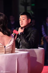 组图：佟大为拍《太平轮》空档捞金 倾情献唱