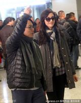 组图：李嘉欣机场街拍羽绒服搭配窄腿裤帆布鞋