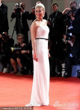 组图：老牌007布鲁斯南帅气现身威尼斯美女环绕