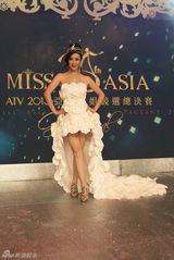 组图：郭金受邀助阵2013亚姐总决赛